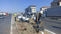 Kontrolden Çıkan Otomobil Aydınlatma Direğine Çarptı