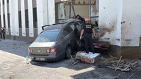 Kontrolden Çıkan Otomobil Caminin İmam Odasına Çarptı: 2 Yaralı