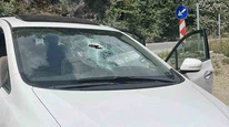 Yamaçtan Kopan Kaya Otomobili Ezdi!