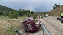 Virajı alamayan otomobil şarampole devrildi: 3 yaralı
