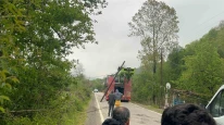 Tellere takılan tır interneti çökertti, trafiği felç etti