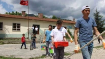 Amasya’da köy okulunu liselilerin ‘tamir takımı’ boyadı