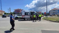 Direksiyon hakimiyetini kaybeden motosiklet sürücüsü yere düştü