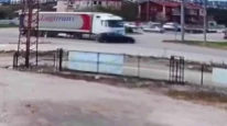 Tırın otomobili önüne katıp sürüklediği kaza kamerada