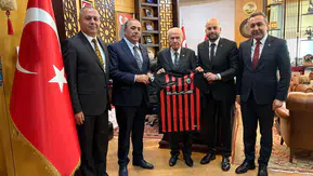 Devlet Bahçeli’ye Çorum FK Forması Hediye Edildi