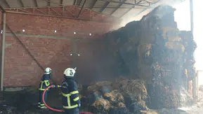 Sarıköy’de Saman Deposu Alevlere Teslim Oldu
