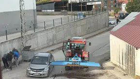 Merzifon’da Görünmez Kaza: Zirai Alet Otomobile Çarptı