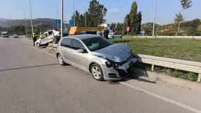Kavşakta İki Otomobil Çarpıştı: 4 Yaralı!