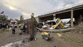 Kargo Kamyonu Köprüden Uçtu: 1 Ölü!