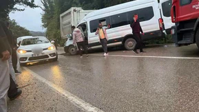Yolcu Minibüsü Kamyonla Çarpıştı: 1 Ölü, 23 Yaralı!