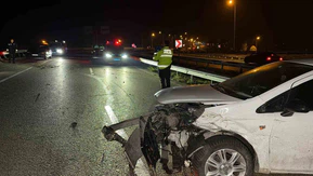 Otomobil Bariyerlere Çarptı: 1 Yaralı