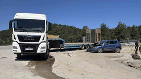 Otomobil ile Tır Çarpıştı: 4 Kişi Yaralandı