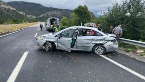 Yağış Kazayı Getirdi: Bariyerlere Çarpan Otomobilde 5 Kişi Yaralandı