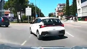 Trafikte Tehlikeli Manevra Kamerada: Kaza Kıl Payı Önledi