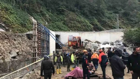 Duvar inşaatında kalıp çöktü: 5 işçi yaralı