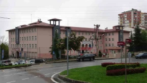 Veli okulda öğretmeni darp etti
