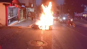 Seyir halindeki motosiklet yandı