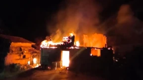 Çıkan yangında ev küle döndü