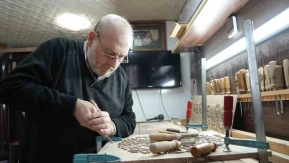 Ailesinin asırlık sanatını evinin kilerinde yaşatıyor: Ayetleri ahşaba ilmek ilmek işliyor
