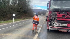 Makaslayan tır kara yolunu kapattı