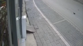 Otomobil markete girdi: 2 yaralı