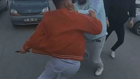 Yol verme kavgasında bıçak çeken adamı vatandaşlar engelledi