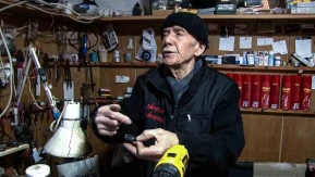 Altın ustası, 69 yıldır 20 metrekarede altına hayat veriyor