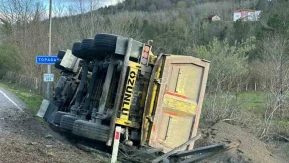 Kamyon devrildi: Sürücü yaralandı