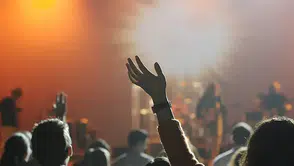 Rüyada Konsere Gitmek Ne Anlama Gelir? Kalabalık ve Müzik Detayı Dikkat Çekiyor!