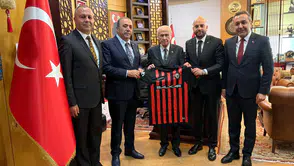 Devlet Bahçeli’ye Çorum FK Forması Hediye Edildi
