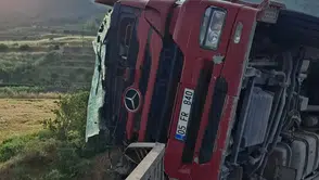 Amasya'da Korkutan Kaza! Tır Yan Yattı, Ortalık Savaş Alanına Döndü