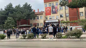 Merzifon’da LGS Sessizliği! Okul Önünde Dikkat Çeken Bekleyiş