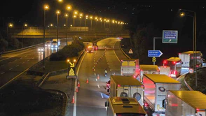 Kimyasal Madde Taşıyan Tır Devrildi! Otoyol Trafiğe Kapatıldı