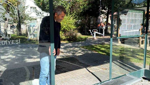 Otobüs Durağına Saldırı! Camını Kırdılar