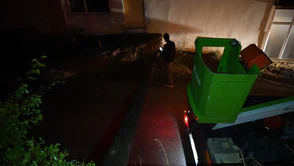 Elektrik Direği Evin Bahçesine Devrildi! 80 Yaşındaki Kadın İsyan Etti