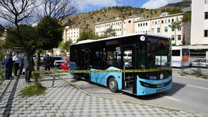 Otomobil Belediye Otobüsüne Çarptı: 2 Yaralı