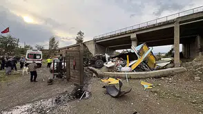 Kargo Kamyonu Köprüden Uçtu: 1 Ölü!