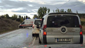 İki Otomobil Kafa Kafaya Çarpıştı: 5 Yaralı!