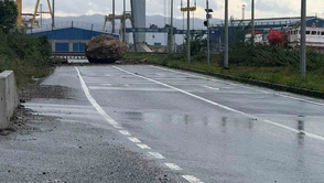 Dağdan kopan dev kaya yolu kapattı: Facianın eşiğinden dönüldü