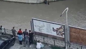 Dereye düşen çocuk vatandaşların müdahalesiyle kurtarıldı