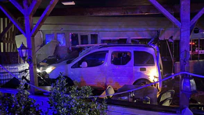 Araç İş Yerine Daldı, 2 Kişi Yaralandı