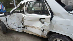 Park Halindeki Tıra Çarpan Otomobilde 2 Kişi Yaralandı