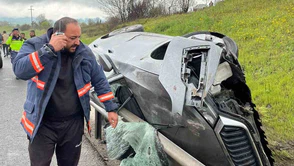 Bariyerlere Çarpan Otomobilde 1 Kişi Ağır Yaralandı