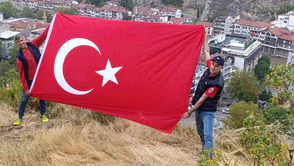 Amasya’da 30 Ağustos coşkusu: İki vatandaş zirvede bayrak açtı