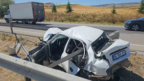 Çorum’da tırla çarpışan otomobil bariyerlere saplandı: 1 yaralı