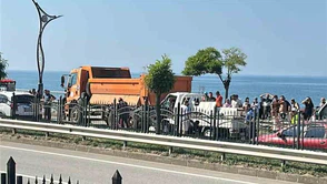 Kamyonet Karayolları Kamyonuna Çarptı: 1’i Ağır 4 Yaralı