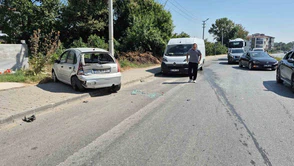 Minibüs ile Otomobil Çarpıştı