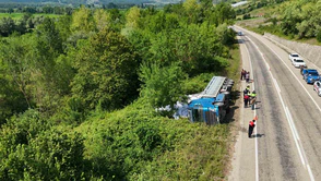 Un Yüklü Tır Virajda Devrildi: 3 Kişi Yaralandı