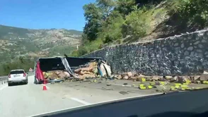 Tır İstinat Duvarına Çarptı: Baba Öldü, Oğlu Yaralandı