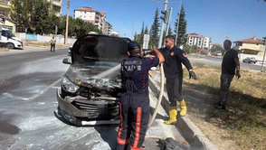 Çorum'da Kaza yapan hafif ticari araçta yangın çıktı